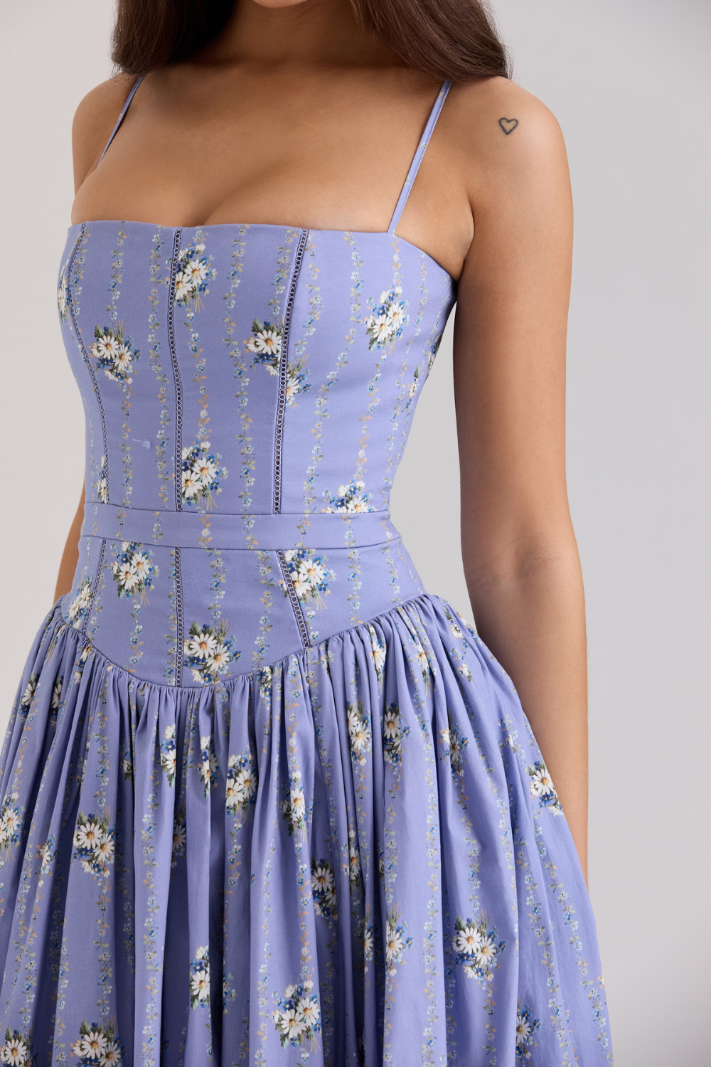 Elegantes Midi Kleid für Winterfeiern – Warmes Festkleid und stilvolles Abendkleid  Emayze
